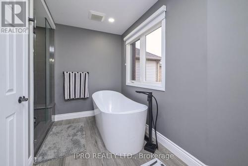 5 Chatsworth Crescent, Hamilton, ON - Indoor Photo Showing Bathroom