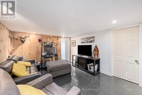 22757 Hagerty Road S, Newbury, ON - Indoor Photo Showing Living Room