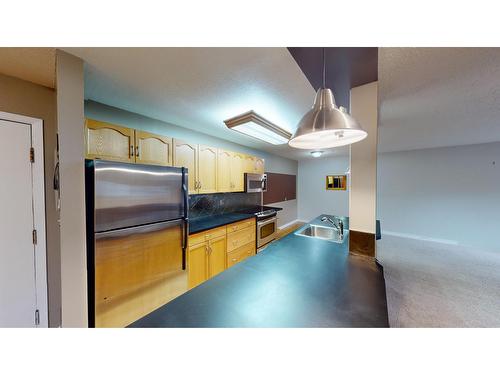 302 - 10 Cariboo Drive, Elkford, BC - Indoor Photo Showing Kitchen