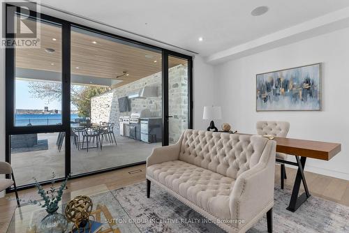 36 White Oaks Road, Barrie (South Shore), ON - Indoor Photo Showing Living Room