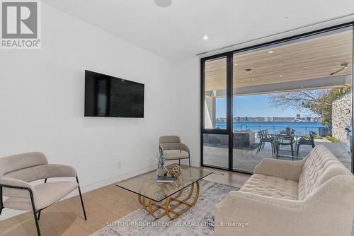 36 White Oaks Road, Barrie (South Shore), ON - Indoor Photo Showing Living Room