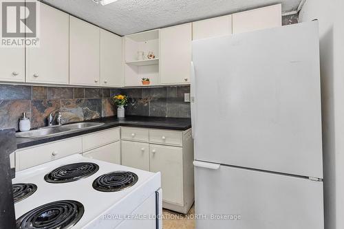 72 57Th Street N, Wasaga Beach, ON - Indoor Photo Showing Kitchen With Double Sink
