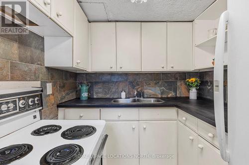 72 57Th Street N, Wasaga Beach, ON - Indoor Photo Showing Kitchen With Double Sink