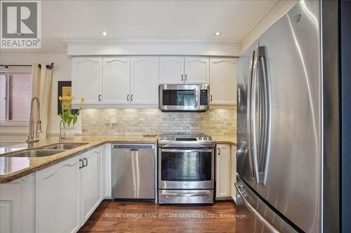 966 Silver Birch Trail, Mississauga, ON - Indoor Photo Showing Kitchen With Double Sink With Upgraded Kitchen