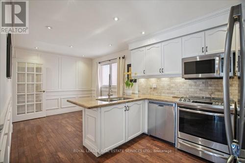 966 Silver Birch Trail, Mississauga, ON - Indoor Photo Showing Kitchen With Double Sink With Upgraded Kitchen