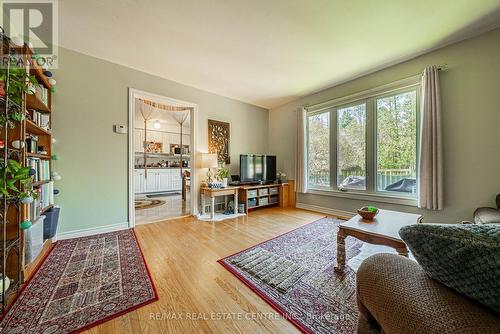 648-654 Francis Road, Burlington, ON - Indoor Photo Showing Living Room