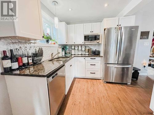 102 Katherine St, Temiskaming Shores, ON - Indoor Photo Showing Kitchen With Stainless Steel Kitchen With Double Sink With Upgraded Kitchen