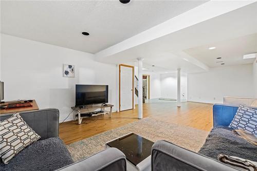 27 Emperor Avenue, Hamilton, ON - Indoor Photo Showing Living Room