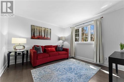 686 Airport Road, Petawawa, ON - Indoor Photo Showing Living Room