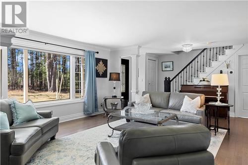 686 Airport Road, Petawawa, ON - Indoor Photo Showing Living Room