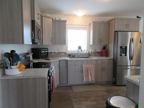 2521 Spring Bank Ave, Merritt, BC - Indoor Photo Showing Kitchen With Double Sink