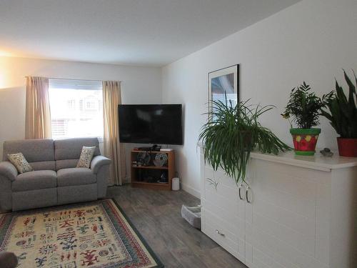 2521 Spring Bank Ave, Merritt, BC - Indoor Photo Showing Living Room