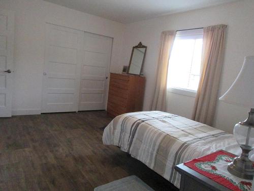 2521 Spring Bank Ave, Merritt, BC - Indoor Photo Showing Bedroom