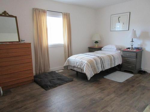 2521 Spring Bank Ave, Merritt, BC - Indoor Photo Showing Bedroom