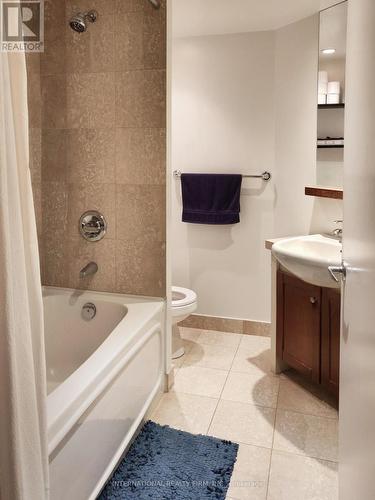 1609 - 208 Queens Quay W, Toronto, ON - Indoor Photo Showing Bathroom