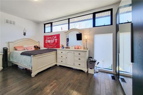 142 Mohawk Road, Ancaster, ON - Indoor Photo Showing Bedroom