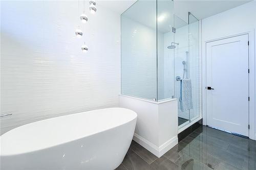 142 Mohawk Road, Ancaster, ON - Indoor Photo Showing Bathroom