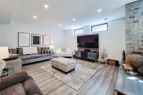 142 Mohawk Road, Ancaster, ON - Indoor Photo Showing Living Room