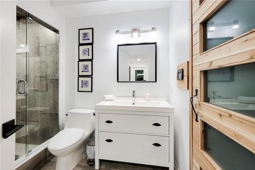 142 Mohawk Road, Ancaster, ON - Indoor Photo Showing Bathroom