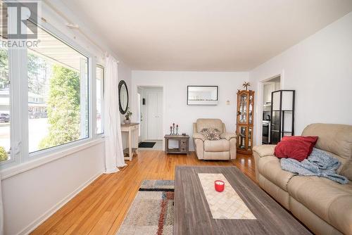6 Thomson Crescent, Deep River, ON - Indoor Photo Showing Living Room