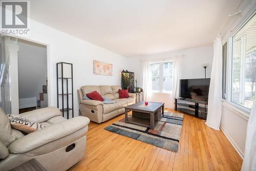 6 Thomson Crescent, Deep River, ON - Indoor Photo Showing Living Room