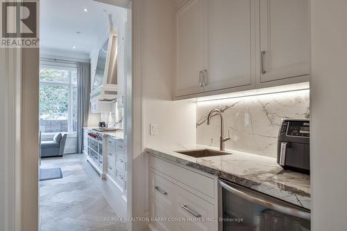 6 Stubbs Drive, Toronto, ON - Indoor Photo Showing Kitchen With Upgraded Kitchen