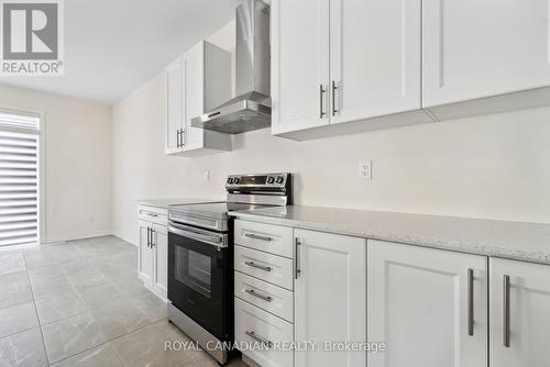 1409 Davis Loop, Innisfil, ON - Indoor Photo Showing Kitchen