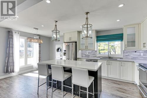 384 Irene Drive, Georgina, ON - Indoor Photo Showing Kitchen With Upgraded Kitchen