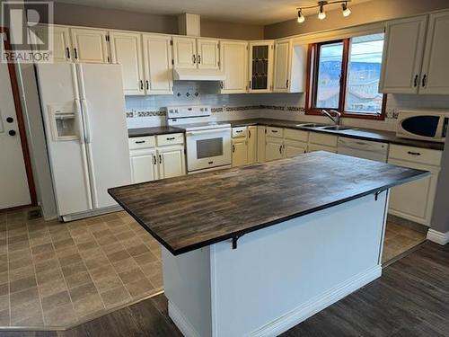 27 Mcintyre Drive, Mackenzie, BC - Indoor Photo Showing Kitchen With Double Sink