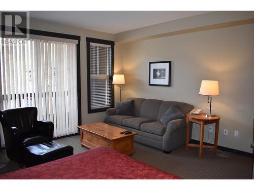 2064 Summit  Drive Unit# 110, Panorama, BC - Indoor Photo Showing Living Room