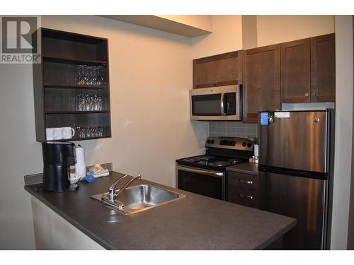 2064 Summit  Drive Unit# 110, Panorama, BC - Indoor Photo Showing Kitchen