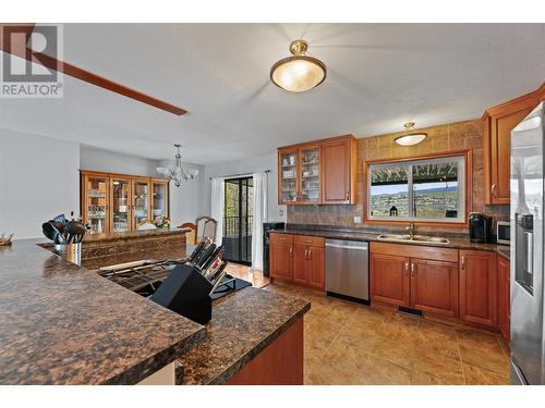 2909 Heritage Place, Vernon, BC - Indoor Photo Showing Kitchen With Double Sink