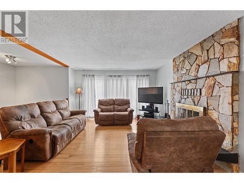 2909 Heritage Place, Vernon, BC - Indoor Photo Showing Living Room With Fireplace