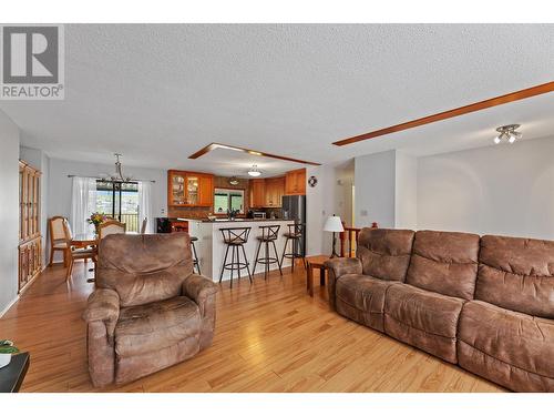 2909 Heritage Place, Vernon, BC - Indoor Photo Showing Living Room