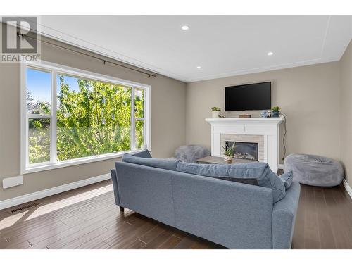 855 Saucier Avenue, Kelowna, BC - Indoor Photo Showing Living Room With Fireplace