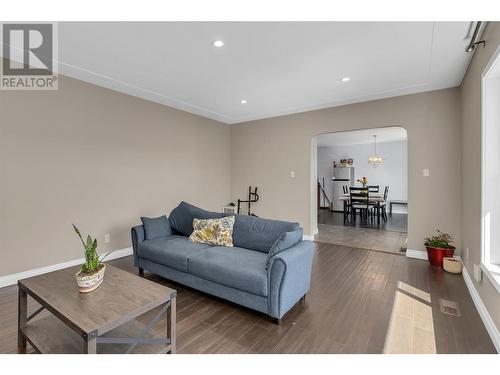 855 Saucier Avenue, Kelowna, BC - Indoor Photo Showing Living Room