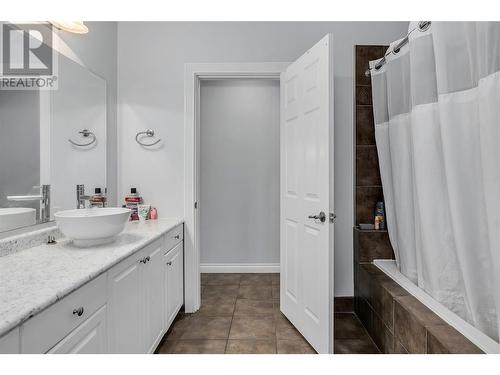 855 Saucier Avenue, Kelowna, BC - Indoor Photo Showing Bathroom