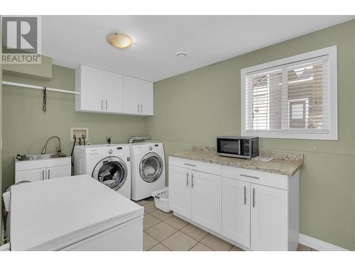 855 Saucier Avenue, Kelowna, BC - Indoor Photo Showing Laundry Room