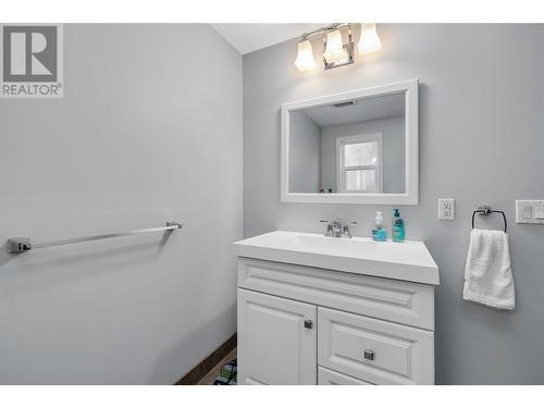 855 Saucier Avenue, Kelowna, BC - Indoor Photo Showing Bathroom
