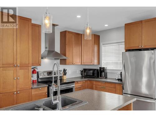 855 Saucier Avenue, Kelowna, BC - Indoor Photo Showing Kitchen With Double Sink