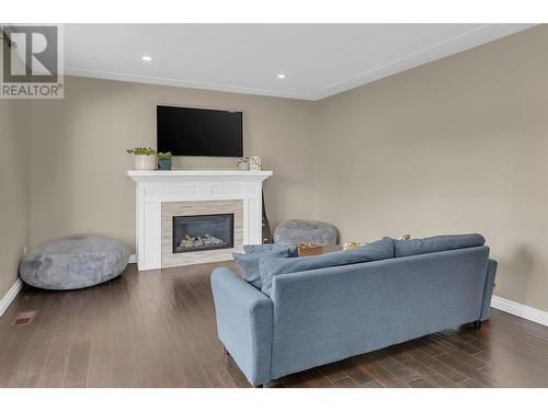 855 Saucier Avenue, Kelowna, BC - Indoor Photo Showing Living Room With Fireplace