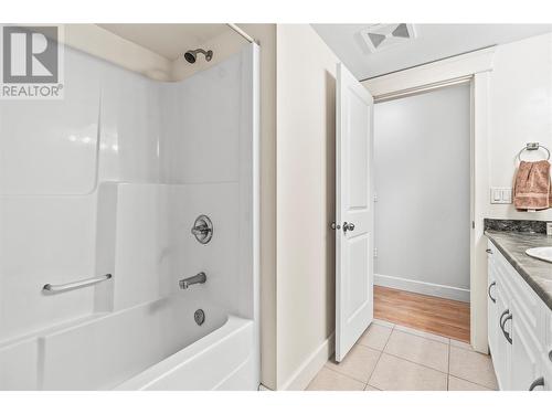 6744 Longacre Drive Unit# B, Vernon, BC - Indoor Photo Showing Bathroom