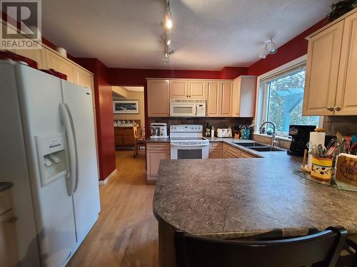 701 Dominion Street, Mcbride, BC - Indoor Photo Showing Kitchen With Double Sink