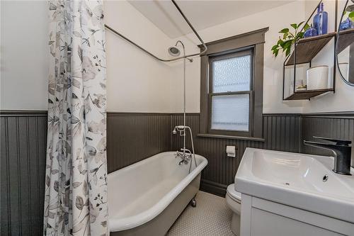 94 Holton Avenue S, Hamilton, ON - Indoor Photo Showing Bathroom