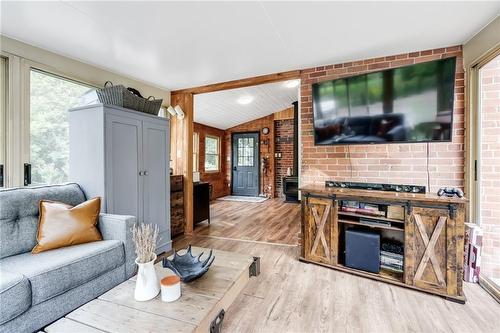 3015 Dundas Street, Burlington, ON - Indoor Photo Showing Living Room