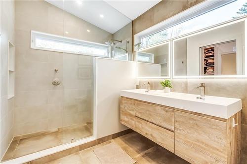 3015 Dundas Street, Burlington, ON - Indoor Photo Showing Bathroom