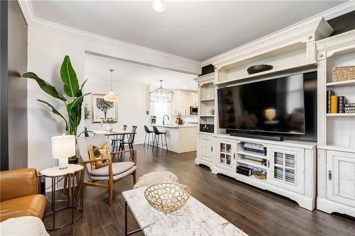 3015 Dundas Street, Burlington, ON - Indoor Photo Showing Living Room