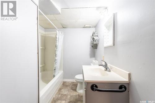 1143 4Th Avenue Nw, Moose Jaw, SK - Indoor Photo Showing Bathroom