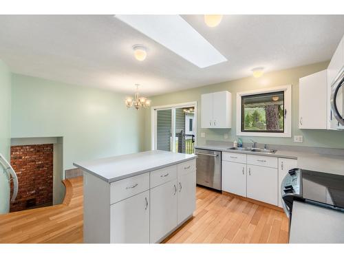 920 Columbia Road, Castlegar, BC - Indoor Photo Showing Kitchen With Double Sink