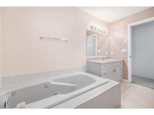 920 Columbia Road, Castlegar, BC - Indoor Photo Showing Bathroom